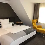 Hotel Hoell Am Main 4*
