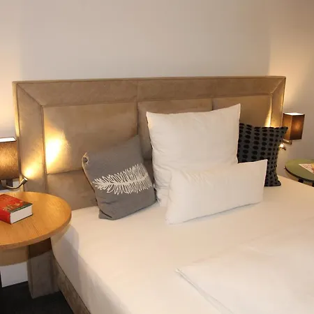Hotel Hoell Am Main 4*