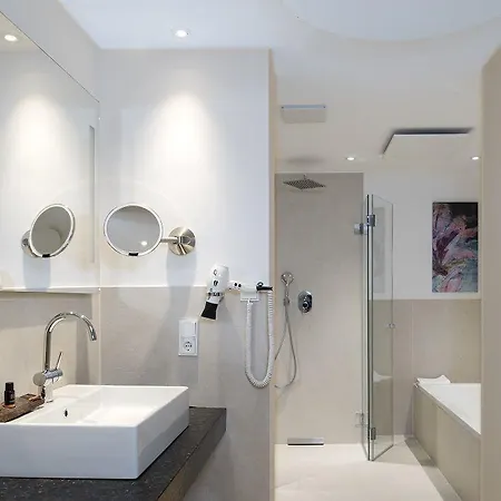 Hotel Hoell Am Main 4*