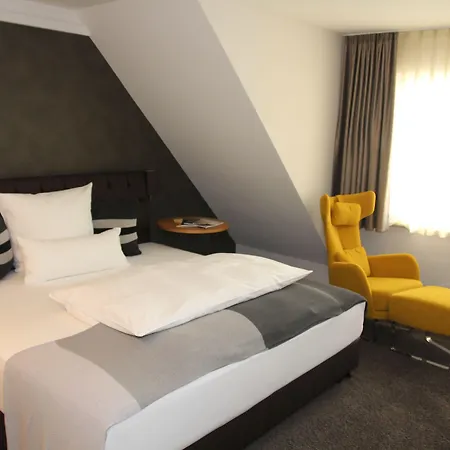 מלון Hoell Am Main 4*