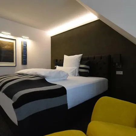 Hotel Hoell Am Main 4*